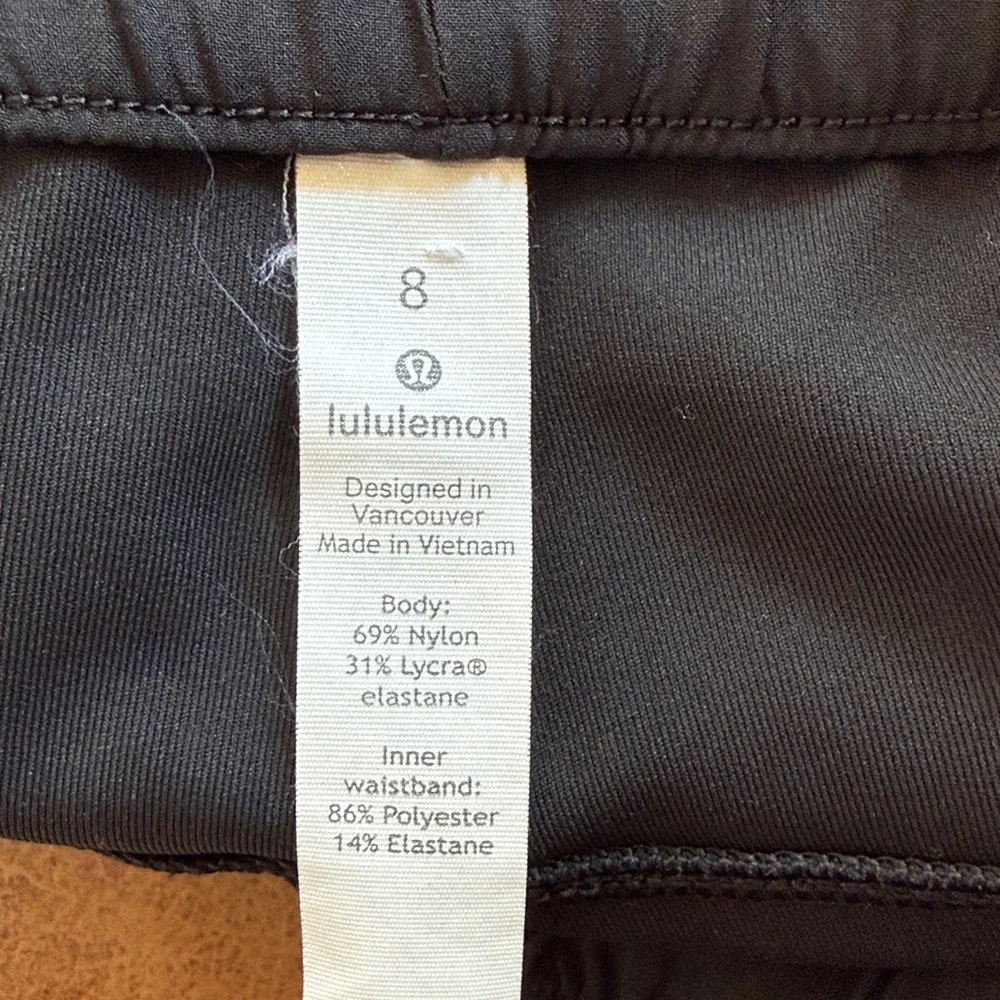 Lululemon On the Fly Mid Rise Short 2.5" Sz 8 Regular Black Neutral Swift 8023 - Picture 7 of 8